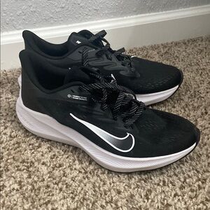 Nike Black and White Sports Shoes